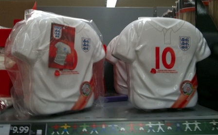 © Robert Rotifer Lunchbox im England-Shirt-Design